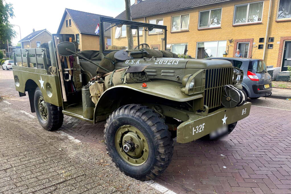 Militair voertuig botst tegen geparkeerde auto's