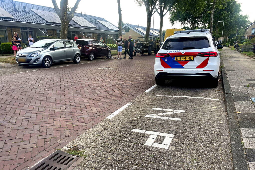 Militair voertuig botst tegen geparkeerde auto's