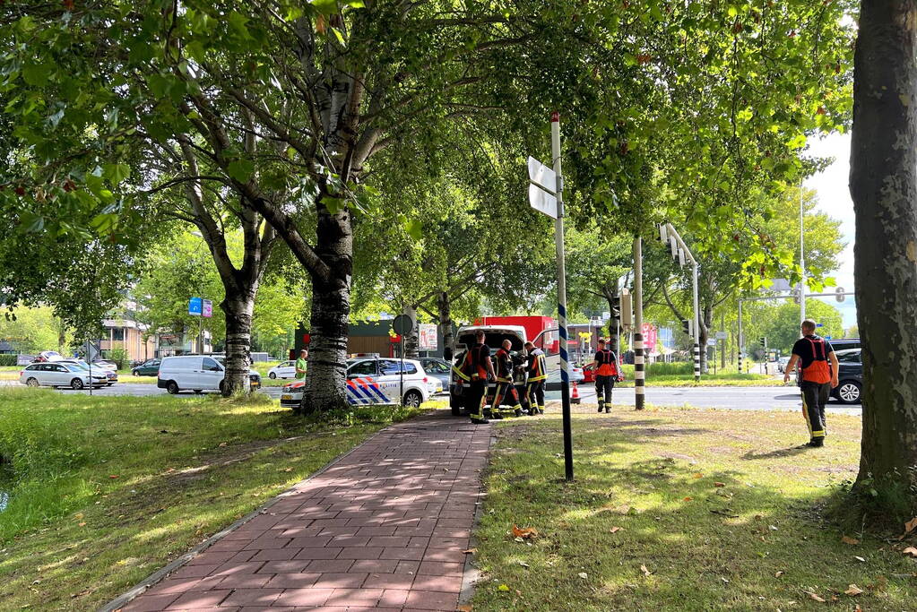 Brandweer doet onderzoek naar brand in bestelbus