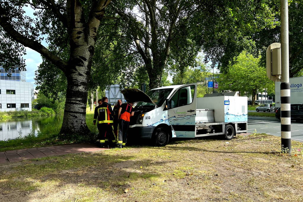 Brandweer doet onderzoek naar brand in bestelbus