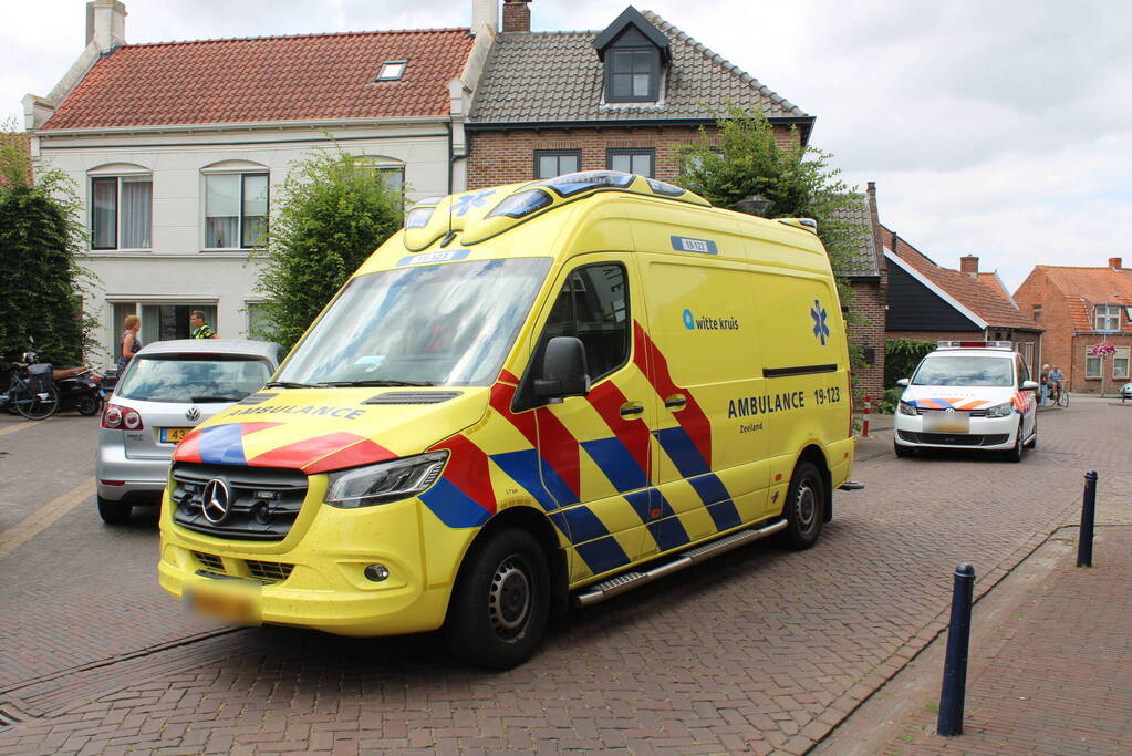 Scooterrijder schrikt van plots opdoemende auto en gaat onderuit