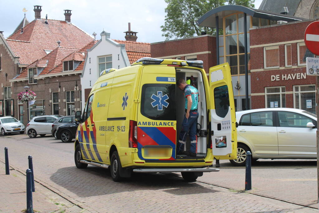 Scooterrijder schrikt van plots opdoemende auto en gaat onderuit