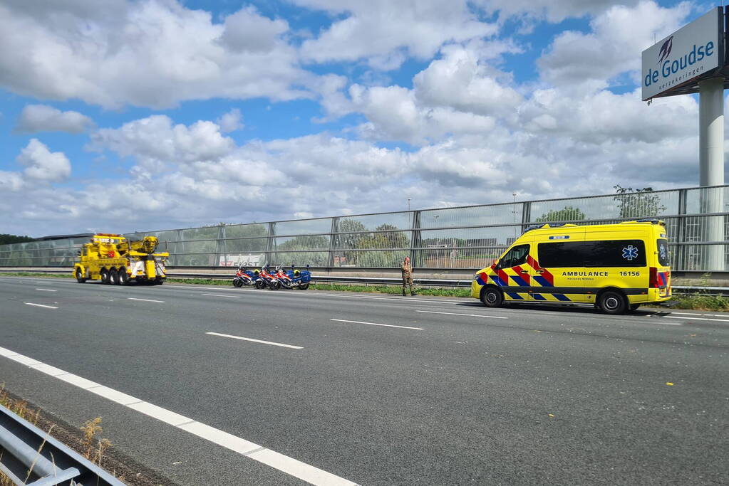 Vrachtwagen met gevechtstank boort zich in geluidswal
