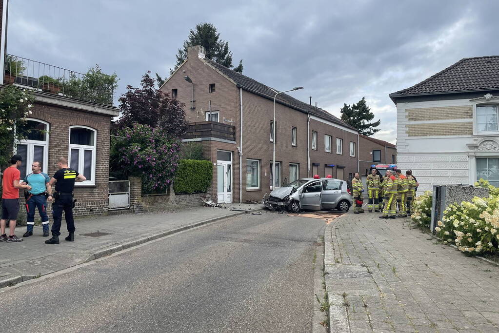 Auto loopt flinke schade op na botsing tegen muur