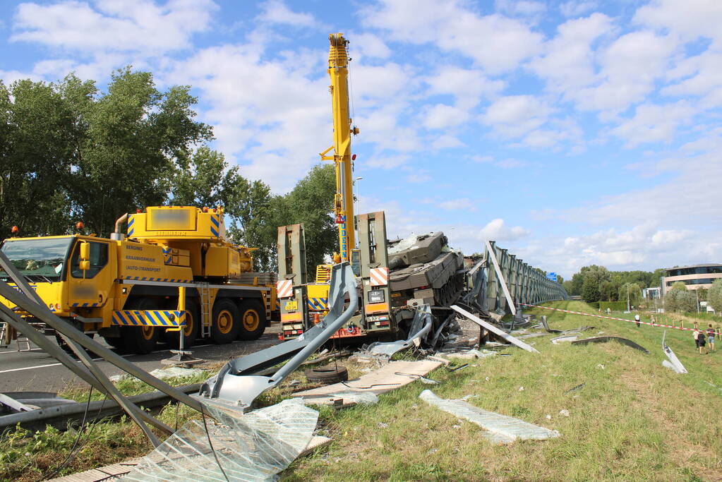 Berging gecrashte vrachtwagen en tank in volle gang