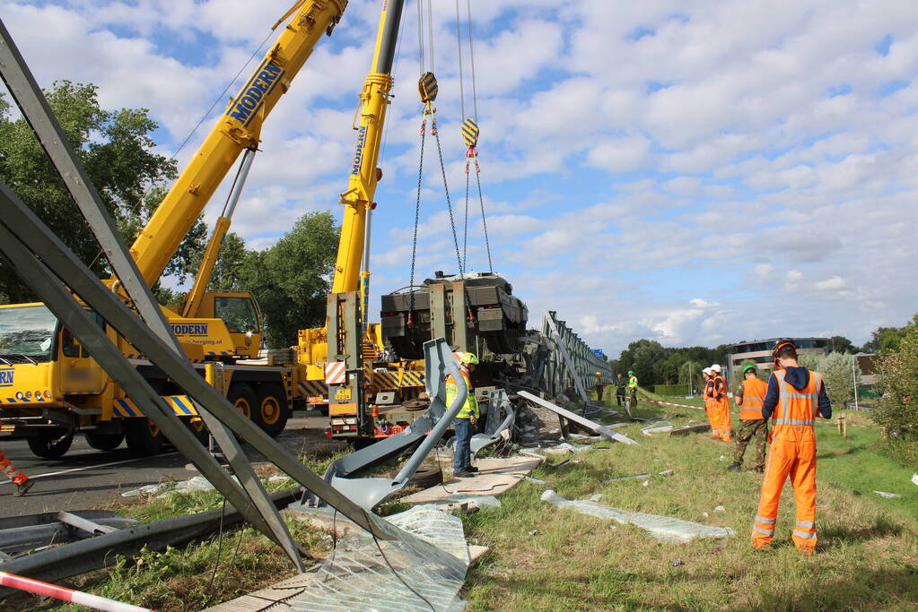 Berging gecrashte vrachtwagen en tank in volle gang