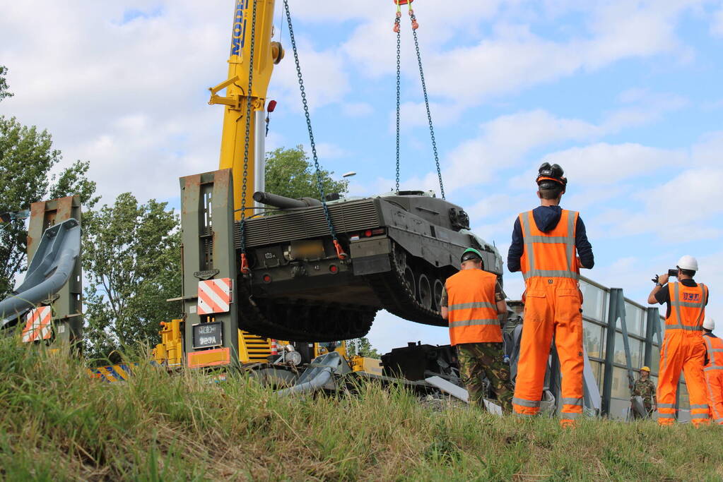 Berging gecrashte vrachtwagen en tank in volle gang