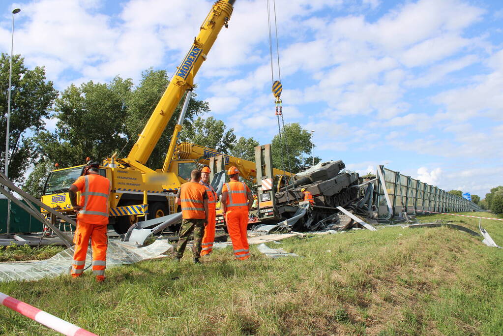 Berging gecrashte vrachtwagen en tank in volle gang