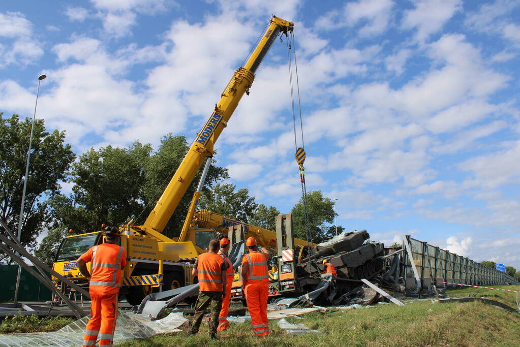 Berging gecrashte vrachtwagen en tank in volle gang