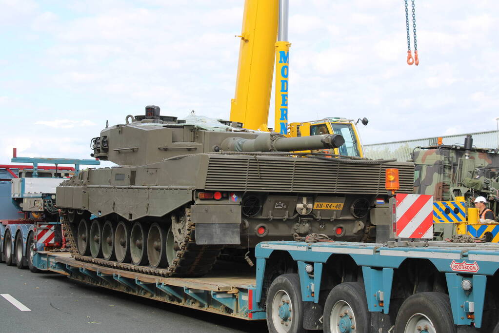 Berging gecrashte vrachtwagen en tank in volle gang