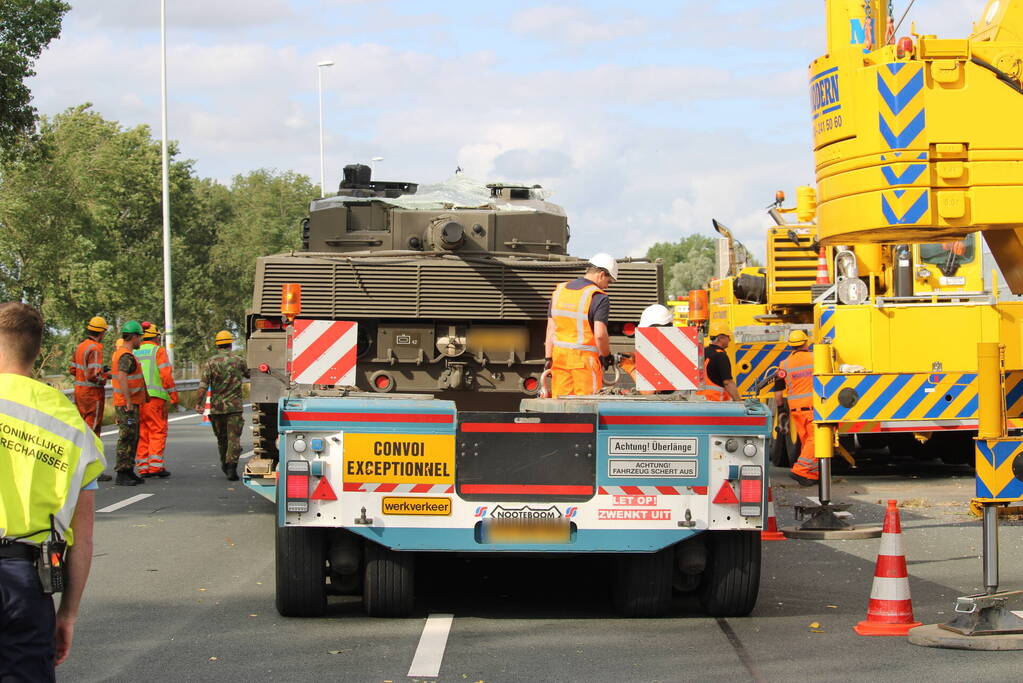 Berging gecrashte vrachtwagen en tank in volle gang