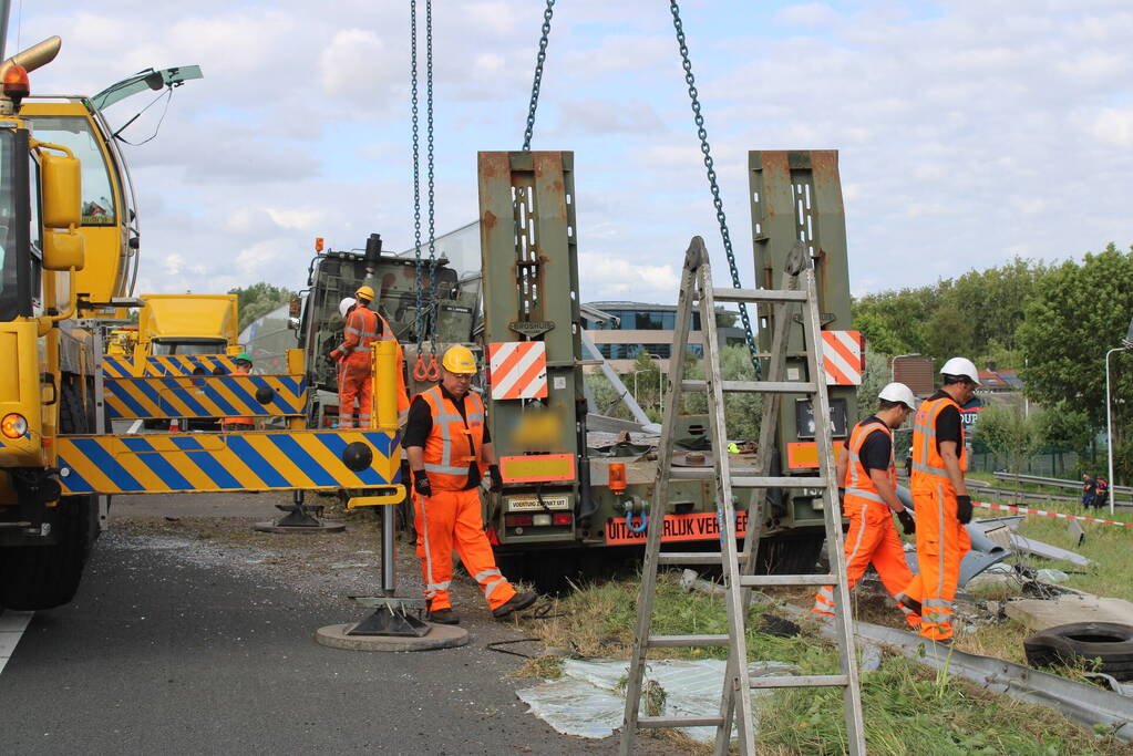 Berging gecrashte vrachtwagen en tank in volle gang