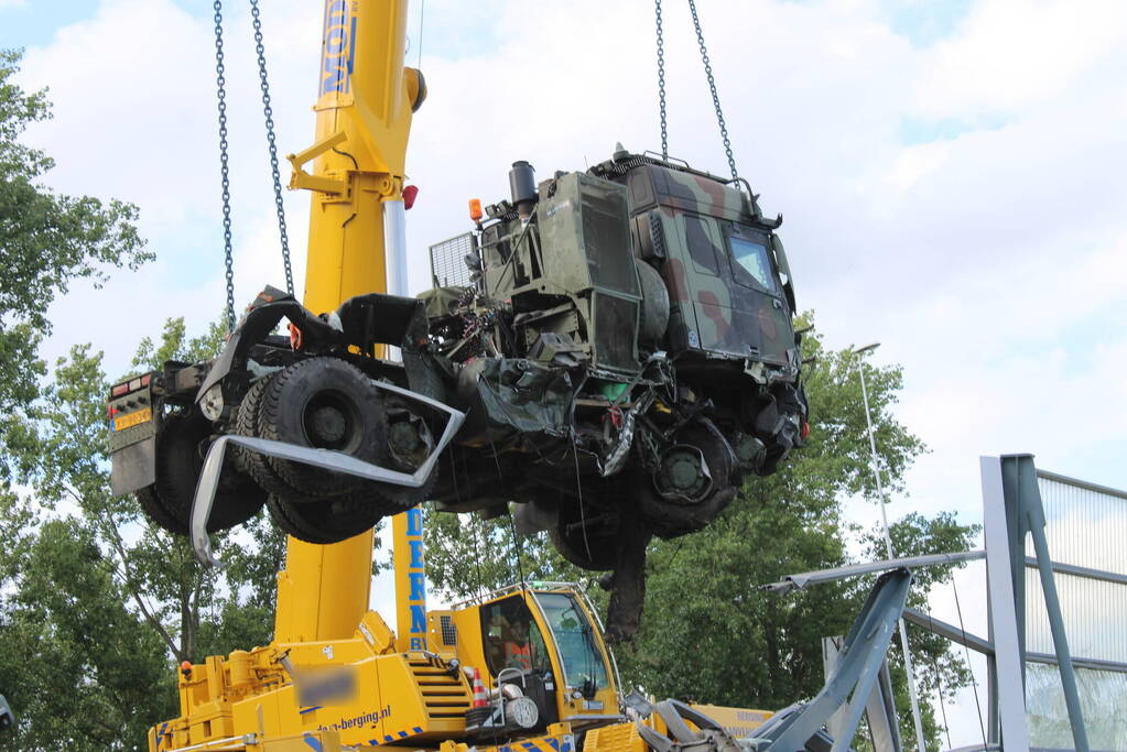 Berging gecrashte vrachtwagen en tank in volle gang