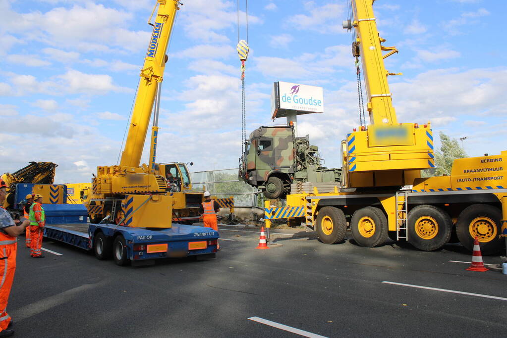Berging gecrashte vrachtwagen en tank in volle gang