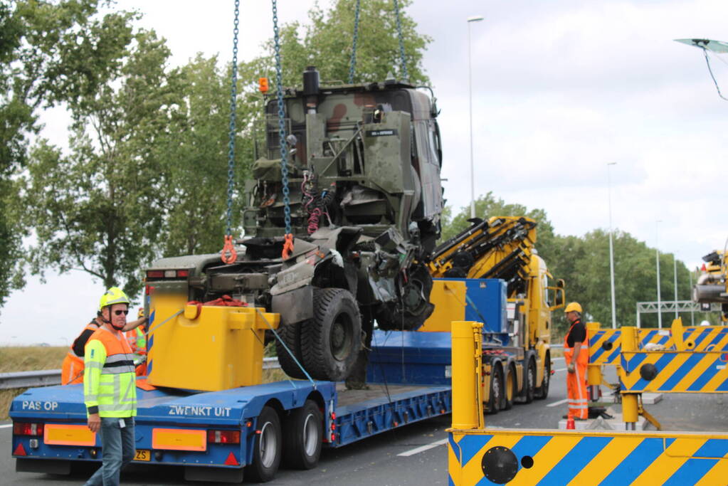 Berging gecrashte vrachtwagen en tank in volle gang