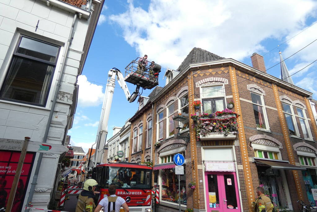 Losliggende dakpannen dreigen op terras te vallen