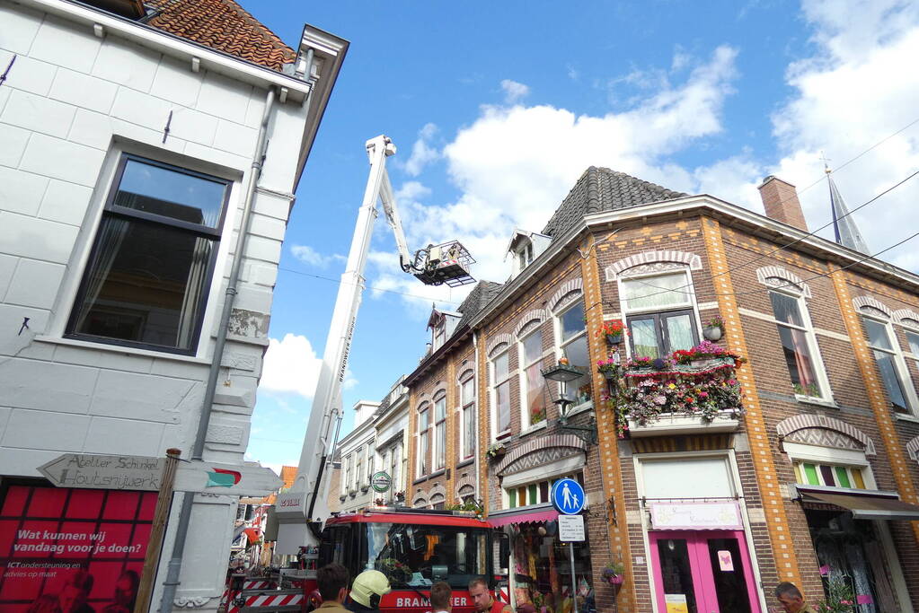 Losliggende dakpannen dreigen op terras te vallen