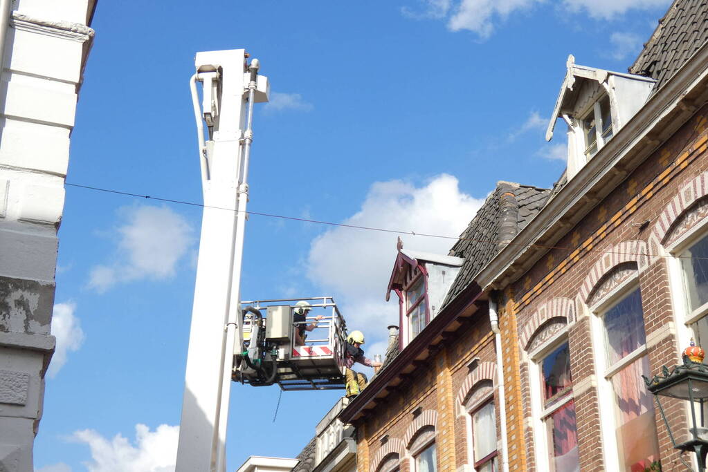 Losliggende dakpannen dreigen op terras te vallen