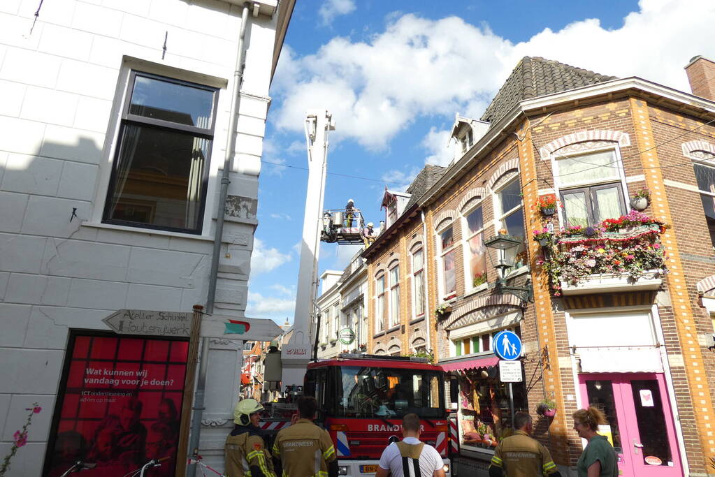 Losliggende dakpannen dreigen op terras te vallen