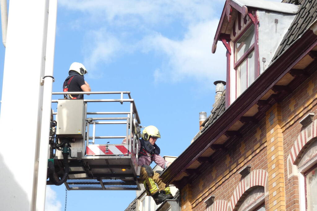 Losliggende dakpannen dreigen op terras te vallen