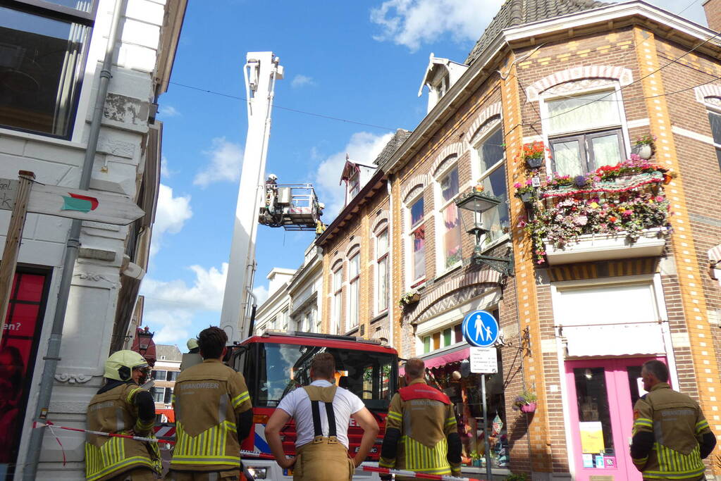 Losliggende dakpannen dreigen op terras te vallen