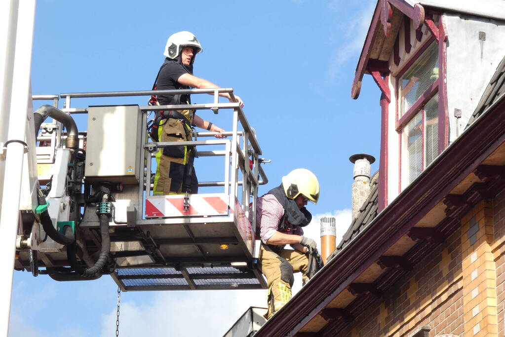 Losliggende dakpannen dreigen op terras te vallen