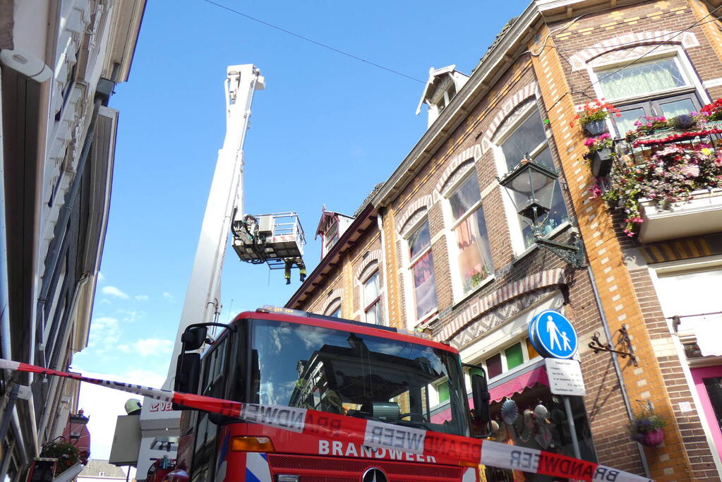 Losliggende dakpannen dreigen op terras te vallen