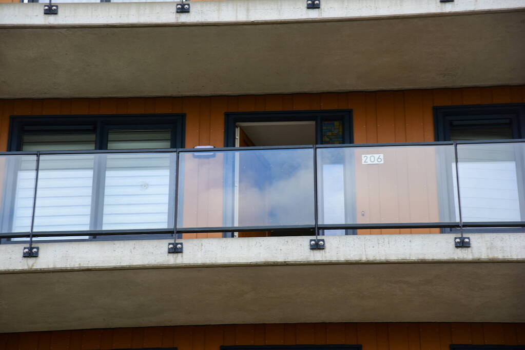 Kogelgat en mogelijke explosie bij woning