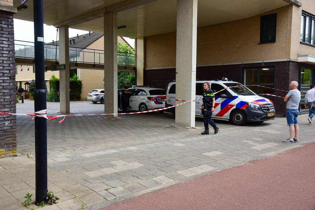 Kogelgat en mogelijke explosie bij woning