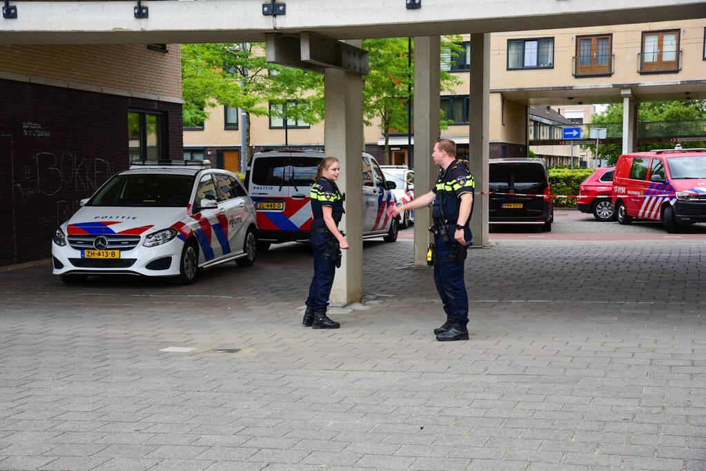 Kogelgat en mogelijke explosie bij woning
