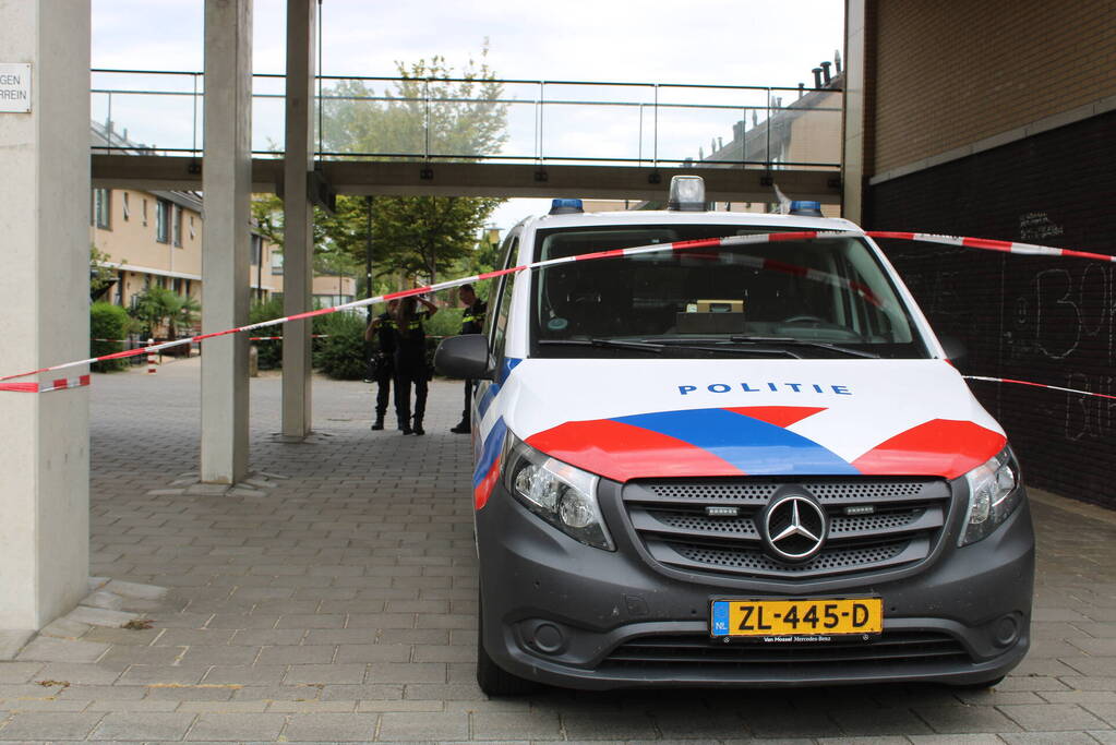 Kogelgat en mogelijke explosie bij woning