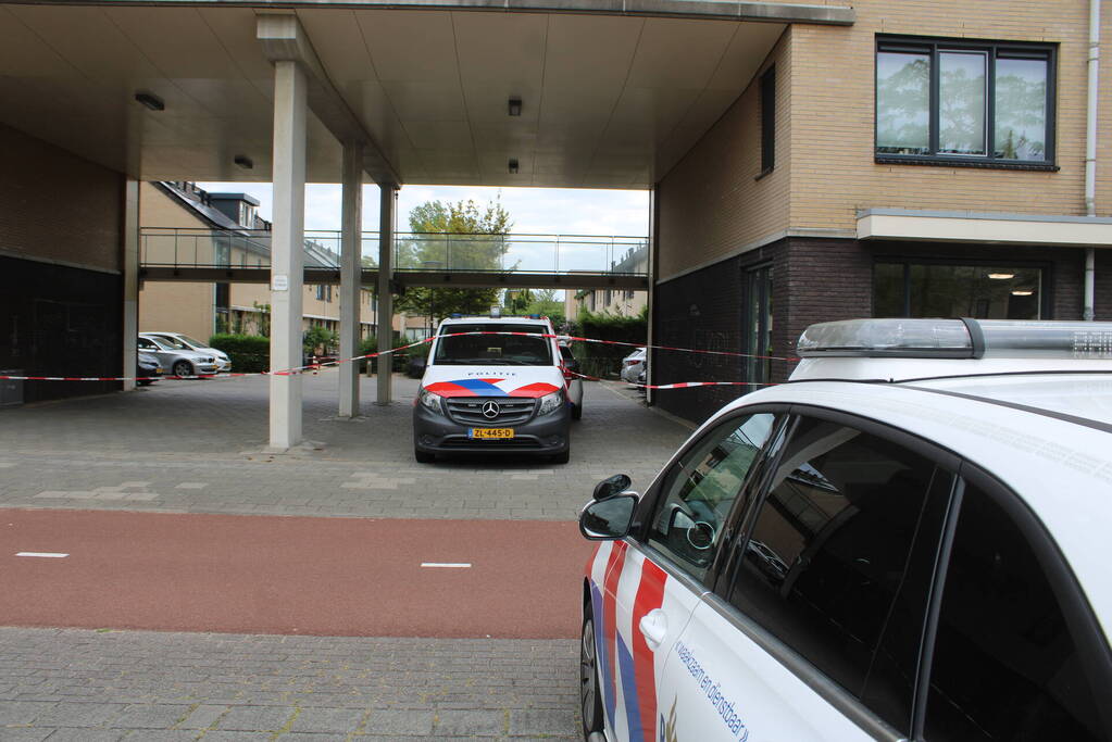 Kogelgat en mogelijke explosie bij woning