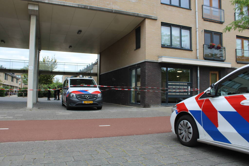 Kogelgat en mogelijke explosie bij woning