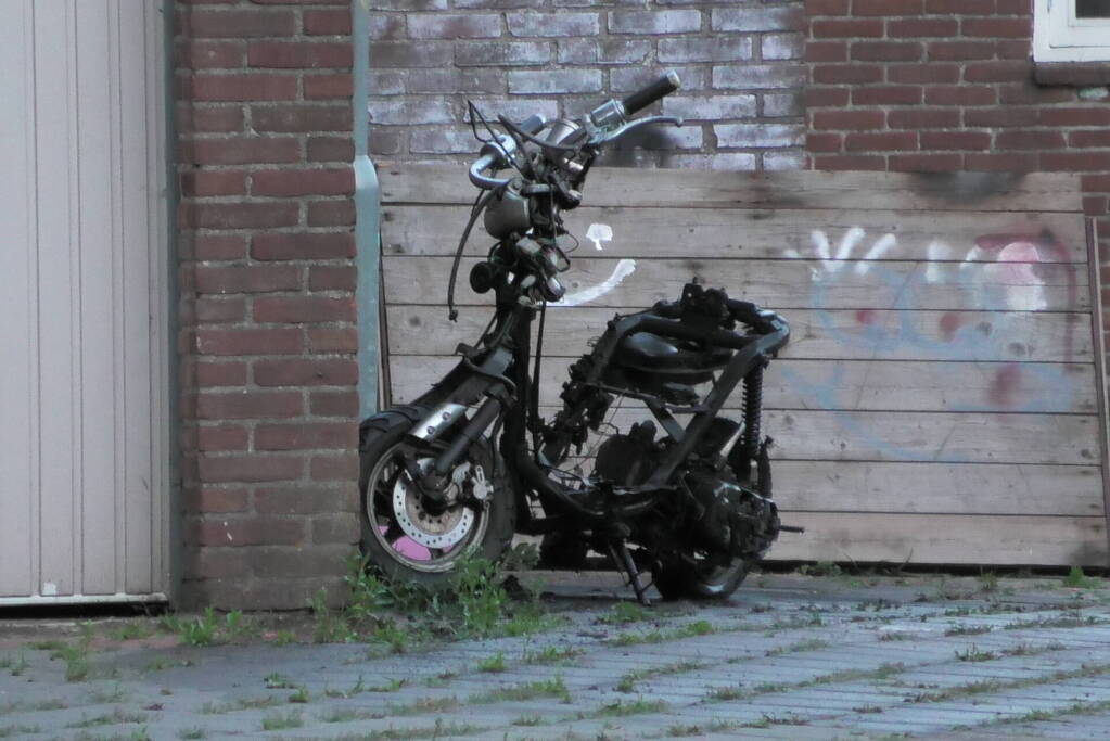 Scooter volledig uitgebrand