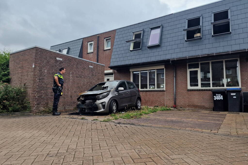 Geparkeerde auto voor woning in brand gestoken