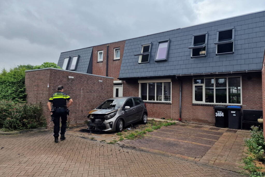 Geparkeerde auto voor woning in brand gestoken