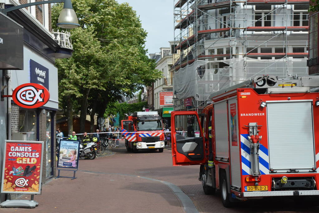 Winkel straat afgezet na melding vreemde lucht