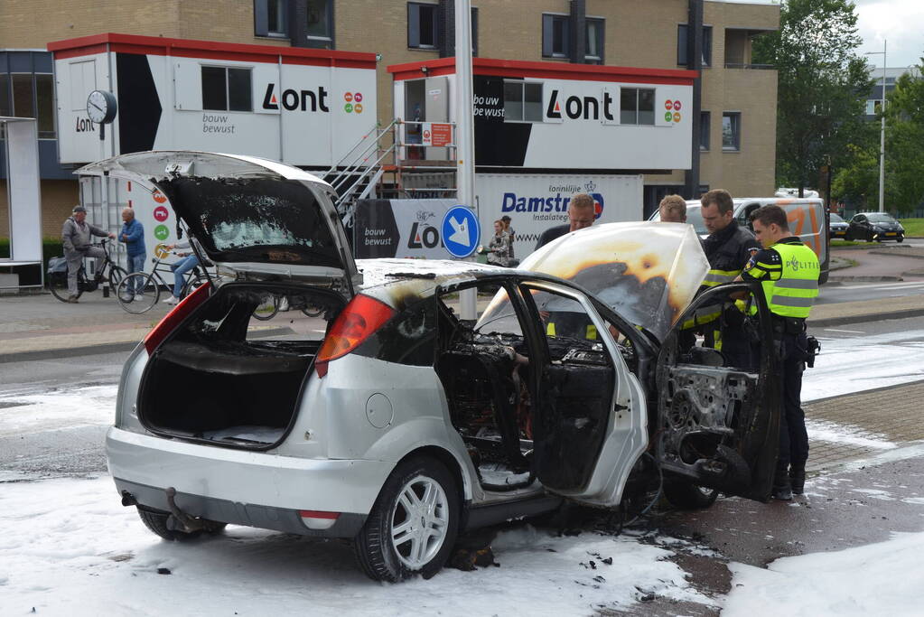 Auto verwoest na flinke brand