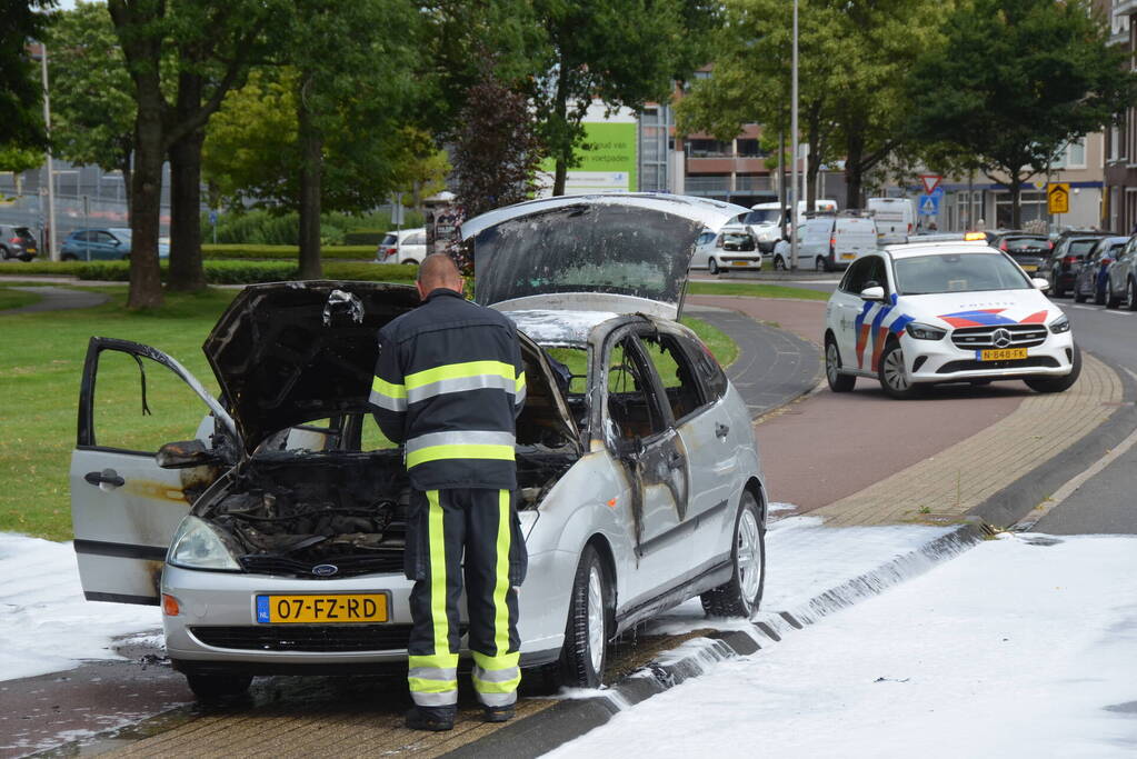 Auto verwoest na flinke brand
