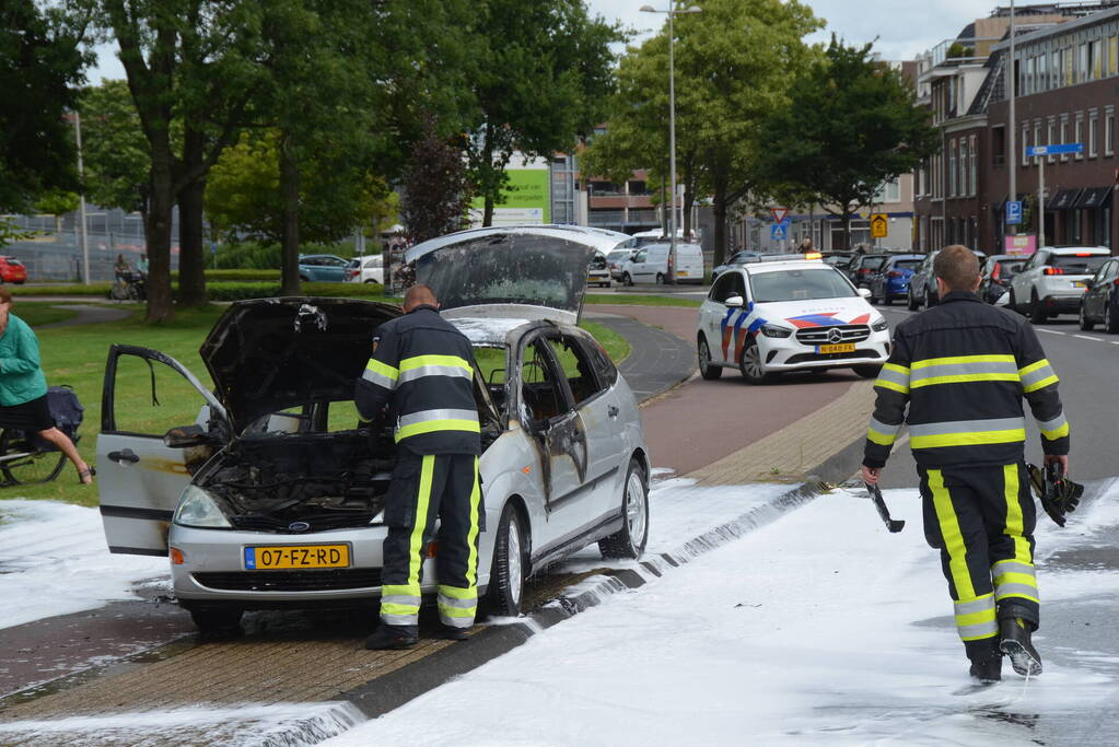 Auto verwoest na flinke brand