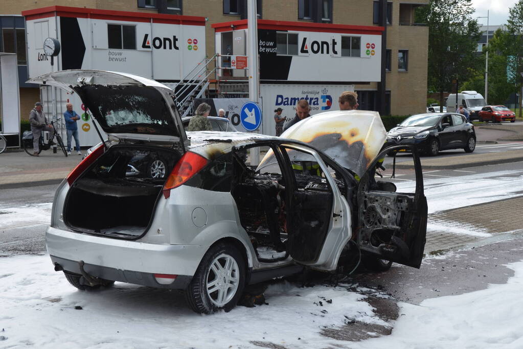 Auto verwoest na flinke brand