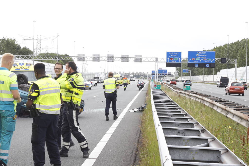 Auto op zijn kop bij botsing met vrachtwagen