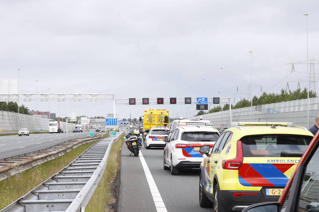 Auto op zijn kop bij botsing met vrachtwagen