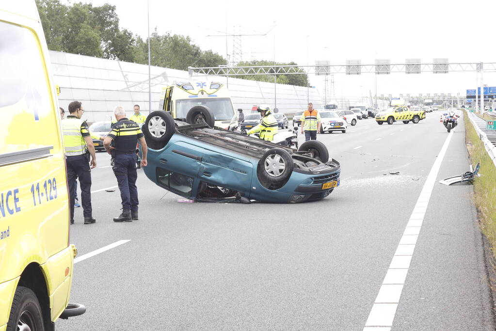 Auto op zijn kop bij botsing met vrachtwagen