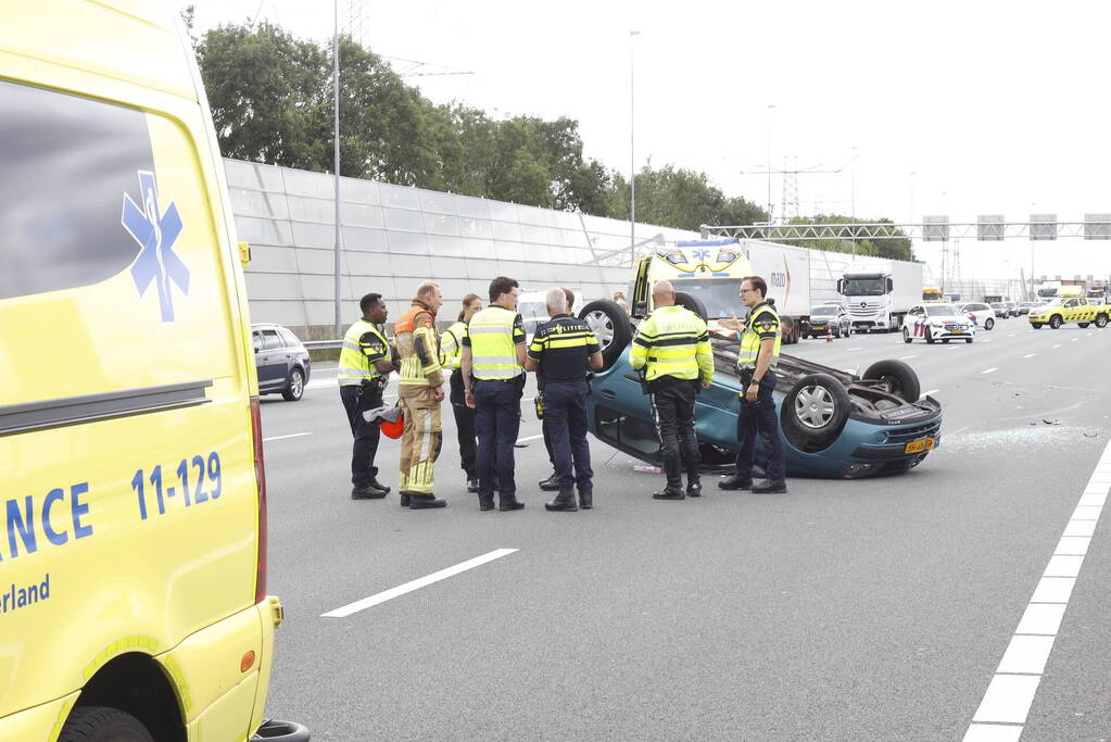 Auto op zijn kop bij botsing met vrachtwagen
