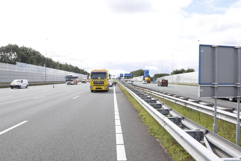 Auto op zijn kop bij botsing met vrachtwagen