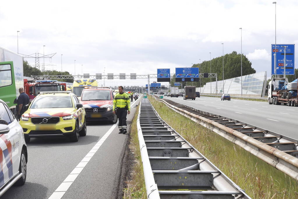 Auto op zijn kop bij botsing met vrachtwagen