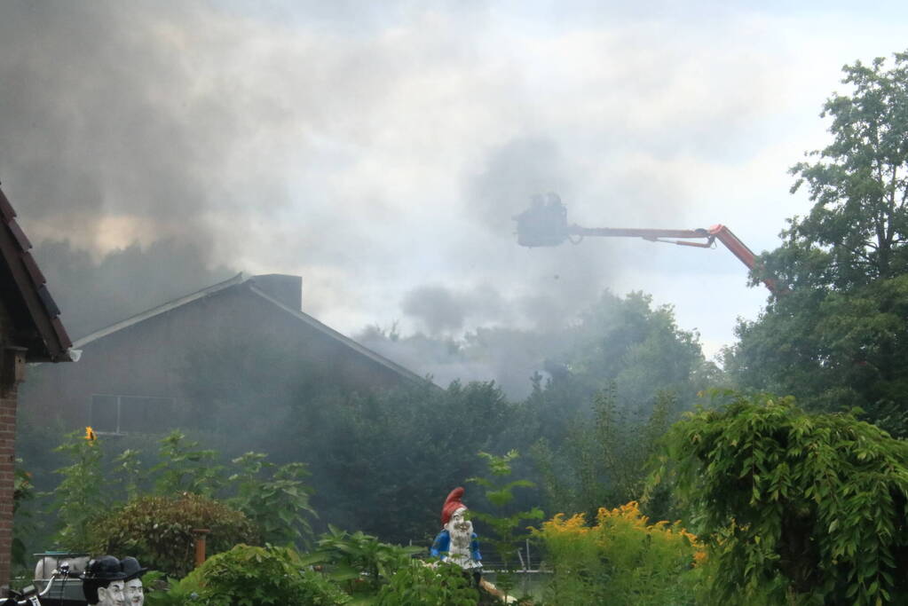 NL-Alert voor uitslaande brand in loods met caravans