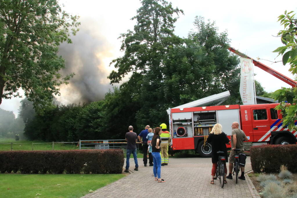 NL-Alert voor uitslaande brand in loods met caravans