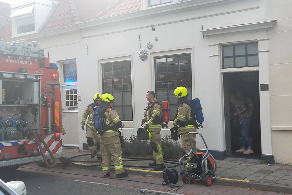 Bewoners starten blussing bij keukenbrand